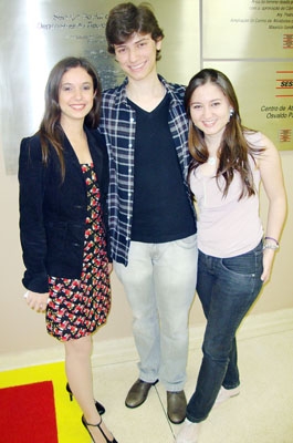 Em sessão teatral: Mariana Costa, Caio Jorge e Lygia Del Rio